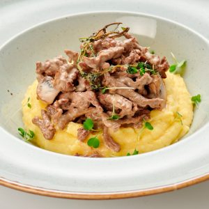 Бефстроганов из говядины с картофельным пюре