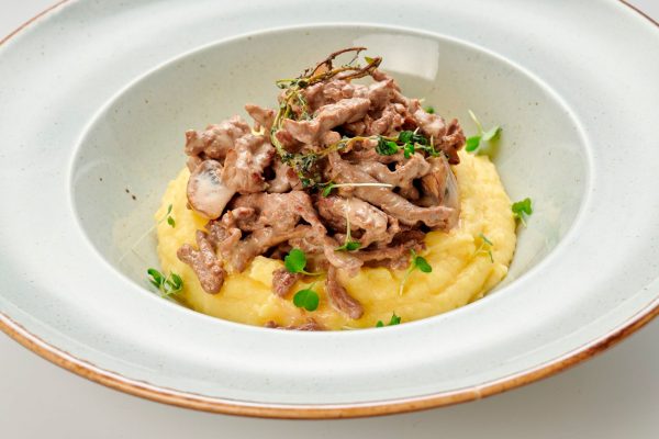 Бефстроганов из говядины с картофельным пюре