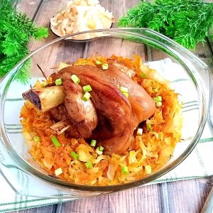 Рулька запечённая с капустой