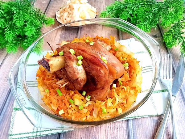 Рулька запечённая с капустой