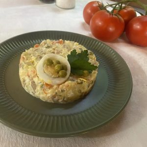 Салат оливье с говяжьим языком