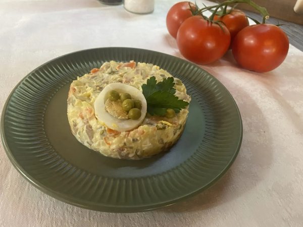 Салат оливье с говяжьим языком