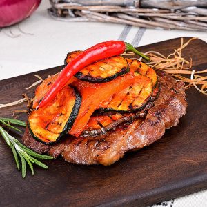 Стейк из свиной шеи с овощами