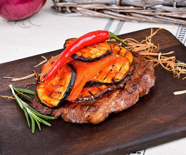 Стейк из свиной шеи с овощами